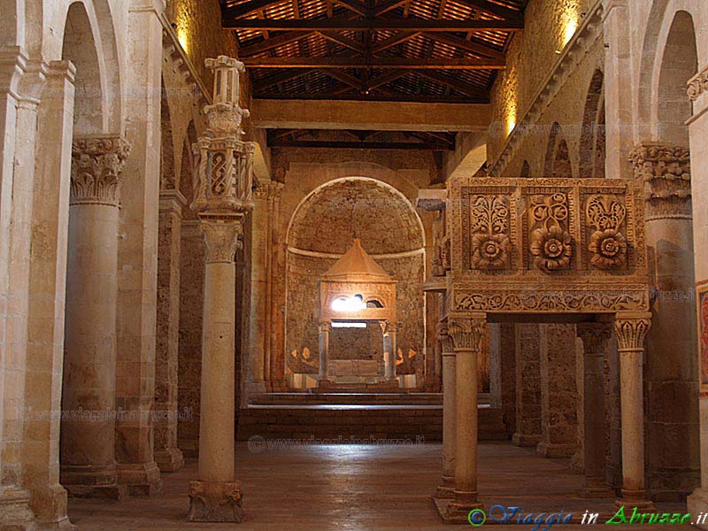 19-P6140571+.jpg - 19-P6140571+.jpg - L'interno dell'antica abbazia di S. Clemente a Casauria (IX sec.).